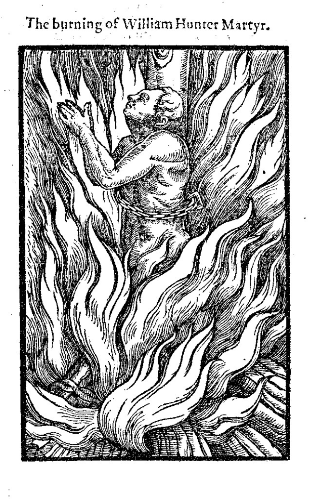 Schwarzes und weißes Bild einer Person in Flammen mit der Überschrift "Die Verbrennung von William Hunter Märtyrer" darüber, das Leid mit geschlossenen Augen und gefalteten Händen darstellt.