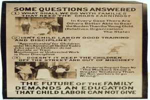 Ein Plakat mit einem hellgelben Hintergrund zeigt eine Gruppe von Menschen verschiedenen Alters und Geschlechts im Kreis stehend, mit der Aufschrift "Die Zukunft der Familie verlangt eine Bildung, die Kinderarbeit nicht geben kann."