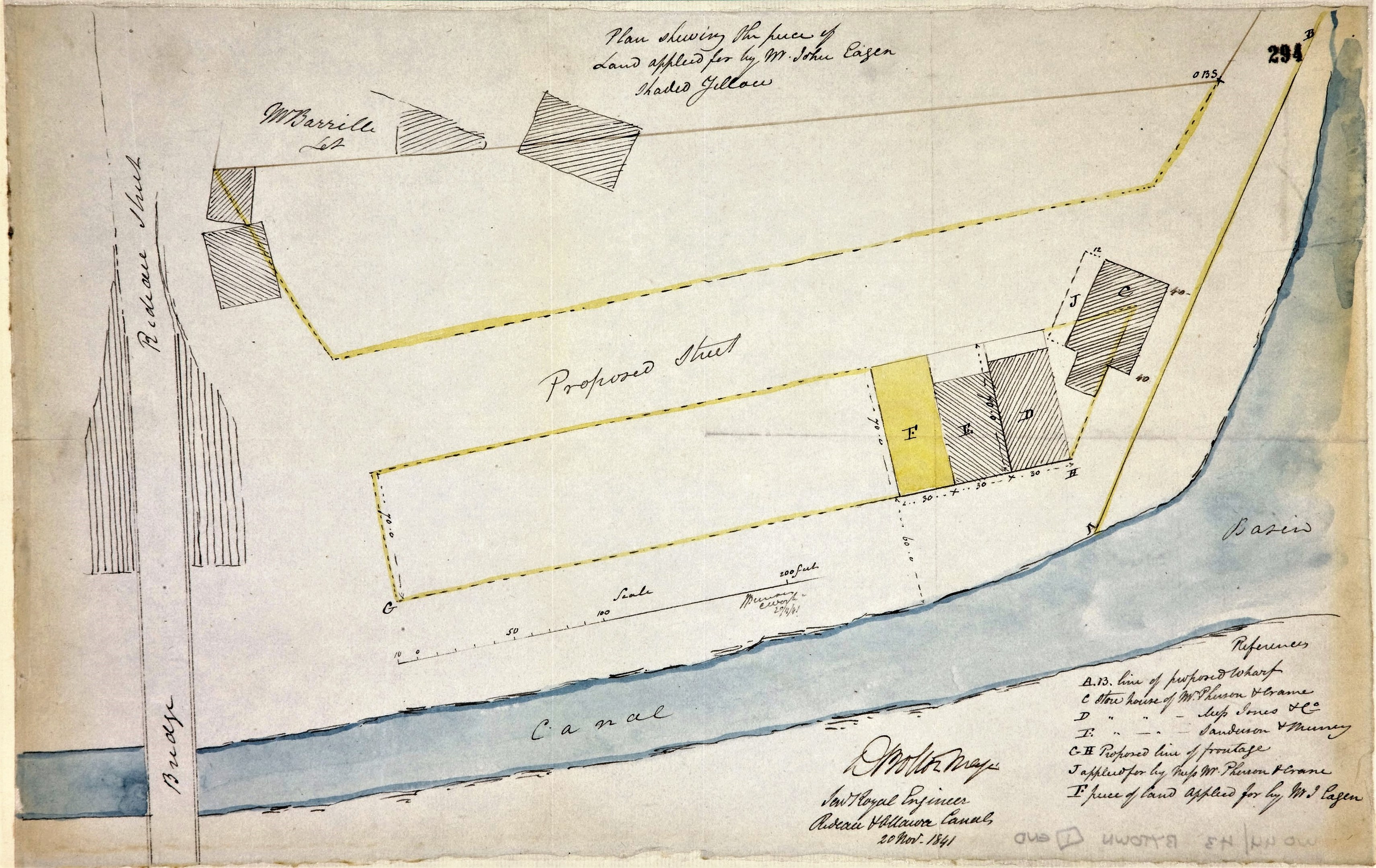 Eine detaillierte handgezeichnete Karte eines geplanten Standorts auf Papier, einschließlich Straßen, Gebäuden und Sehenswürdigkeiten, begleitet von erklärendem Text.