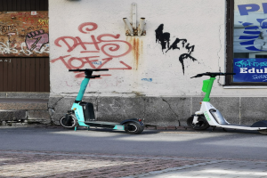 GER-D: Verkehrsunfall in Oberbilk - E-Scooter-Fahrer knallt gegen Wand - Zwei Verletzte - Verdacht auf DUI