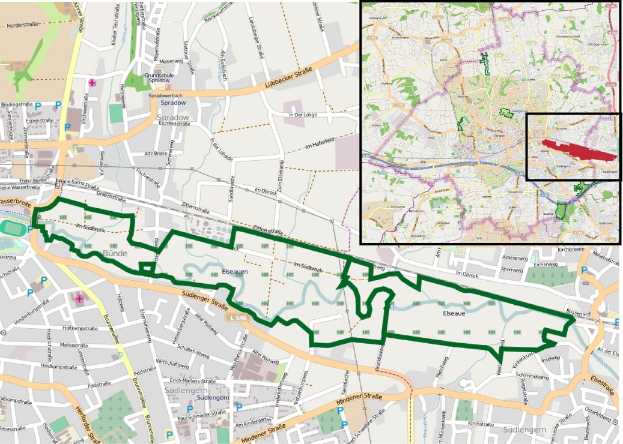 Karte einer in zwei Abschnitte geteilten Stadt, mit einer grünen Linie, die die Route einer Fahrradtour anzeigt, Start- und Endpunkte, Dauer und Sehenswürdigkeiten.