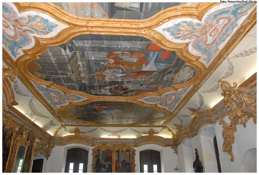 Das Bild zeigt architektonische Zeichnungen eines Dachs und von Wänden, wobei das Dach links und die Wände rechts zu sehen sind.