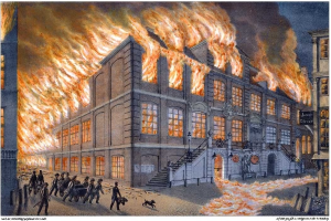 Großes Gebäude steht in Flammen, Menschen gehen drum herum, Fenster und Treppe mit Geländer sind zu sehen, Text unten.