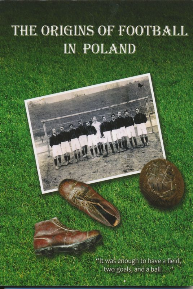 Ein Plakat mit der Aufschrift "Die Entstehung des Fußballs in Polen" zeigt eine Gruppe von Menschen auf einem Rasenfeld, einen Schuh und eine Münze.