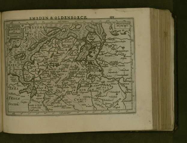 Offenes Buch mit detaillierter Deutschlandkarte mit geografischen Merkmalen wie Flüssen, Bergen und Städten sowie begleitendem Text.