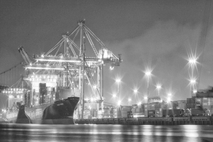 Ein Schiffbau mit Metallkonstruktionen, Laternen, Containern und Schiffen.