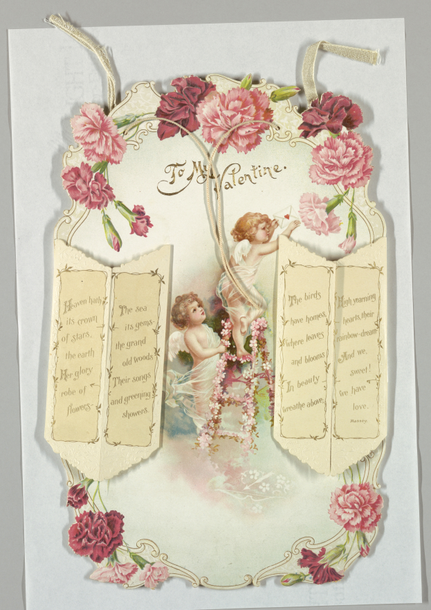 Eine altmodische Valentinstagskarte mit zwei Cherubim, die nebeneinander stehen und ein Buch halten, umgeben von Rosen, Gänseblümchen und Lilien, mit der Aufschrift "Valentinstag".