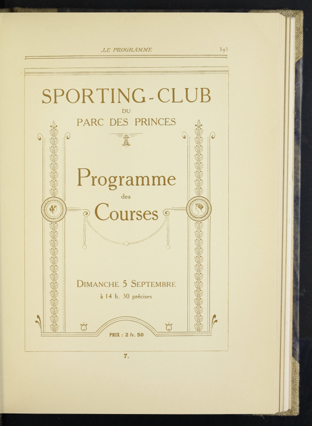 Ein aufgeschlagenes Buch mit dem Titel 'Sporting Club Parc des Princes Programme des Courses' auf hellblauem Hintergrund mit Kursivschrift und weißem Rand.