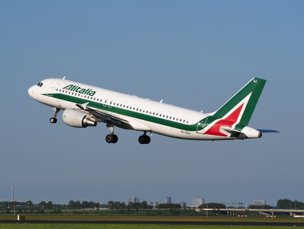 Alitalia Airbus A320-232 ERJ-EJZ Flugzeug beim Abheben vom Frankfurt Airport mit grünem Gras, Bäumen, Gebäuden und einem klaren blauen Himmel im Hintergrund.