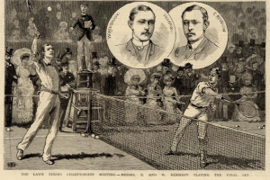 Eine Schwarz-Weiß-Zeichnung von zwei Männern, die auf einem Court mit Netz Tennis spielen, und Zuschauern im Hintergrund, mit Text unten: "The Lawn Tennis Championship Meeting - Messers, E und W Renshaw spielen das entscheidende Spiel."