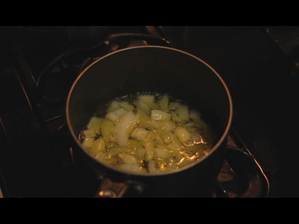 Ein Herd mit einem Gefäß darauf, das ein gekochtes Objekt enthält.