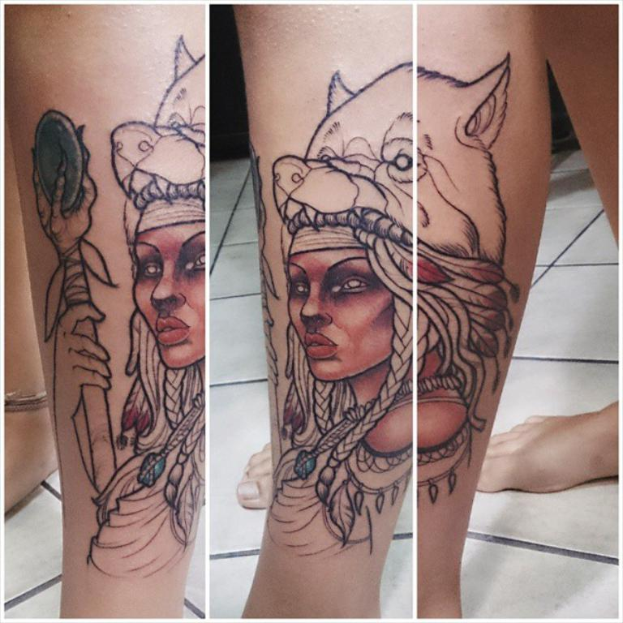 Ein Collage mit einem Bild eines Menschen mit einem sichtbaren Tattoo.