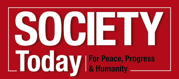 Ein Plakat mit der Aufschrift "Gesellschaft heute für Frieden, Fortschritt & Humanität" in fetter schwarzer Schrift auf weißem Hintergrund, eingerahmt von einem hellgelben Rand, begleitet von einer bunten Illustration einer Person mit ausgebreiteten Armen.