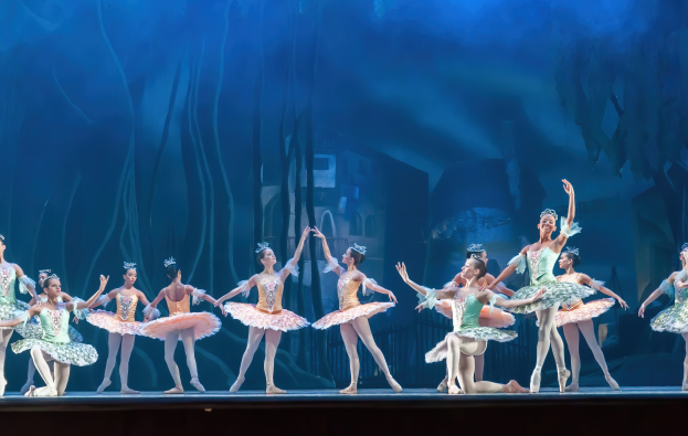 "Theater des Estrada-Liedes" des Zentrums für Ästhetische Erziehung von Kindern des Nizhny Novgorod-Gebiets wird vor Beginn der "Nussknacker"-Vorstellung im Nizhny Novgorod TYUZ am 1. Juni auftreten