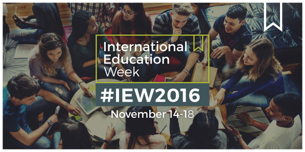 Gruppe von Menschen auf einer Couch sitzend, einige halten Bücher und Stifte, mit 'International Education Week IEW 2016' Text in der Mitte, wirken in ein Gespräch vertieft.