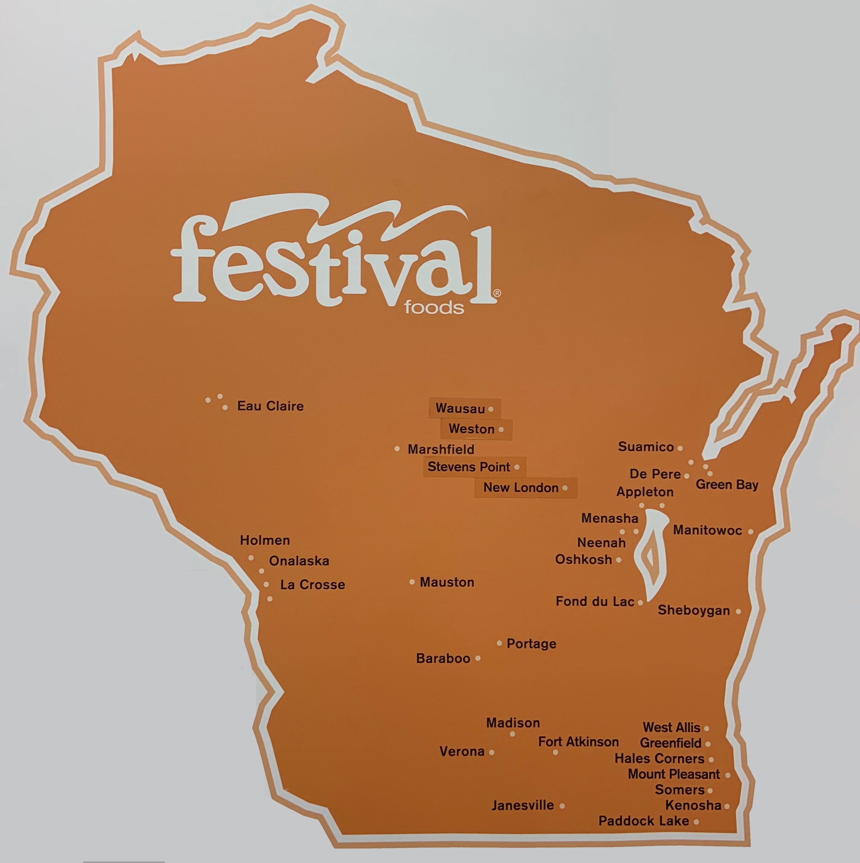Ein lebendiger Plakat einer Wisconsin-Karte voller verschiedener Früchte, Gemüse und Snacks mit der Aufschrift "Festival Foods".