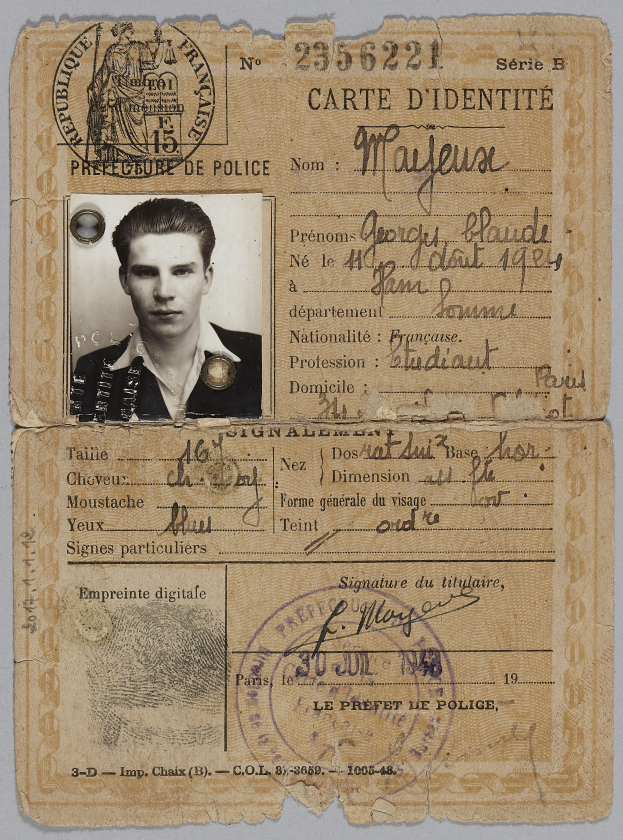 Ein altes Passfoto mit einem Mannsbild, Text und einem Stempel, wahrscheinlich eine gefälschte ID.