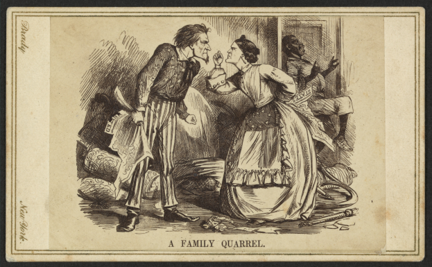 Ein Mann und eine Frau stehen im Zentrum des Bildes, wobei der Mann ein Objekt hält, während es in der Familie zu einem Streit kommt.