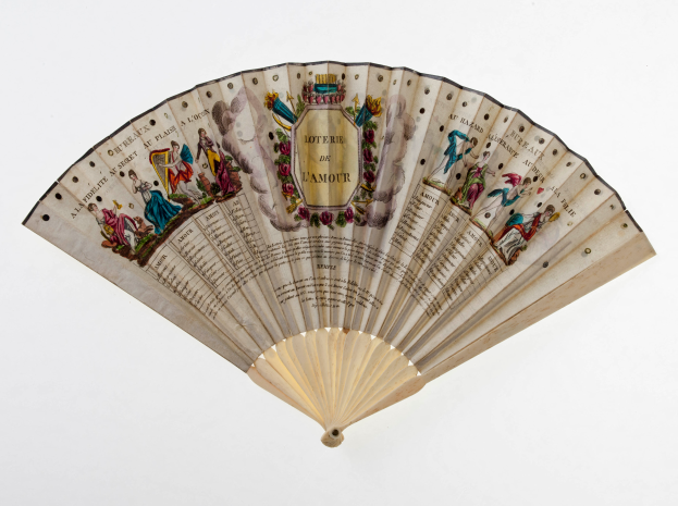 Ein weißer Fan mit einem Bild eines strahlenden Gruppen von Menschen, das mit Text und zusätzlichen Bildern verziert ist.