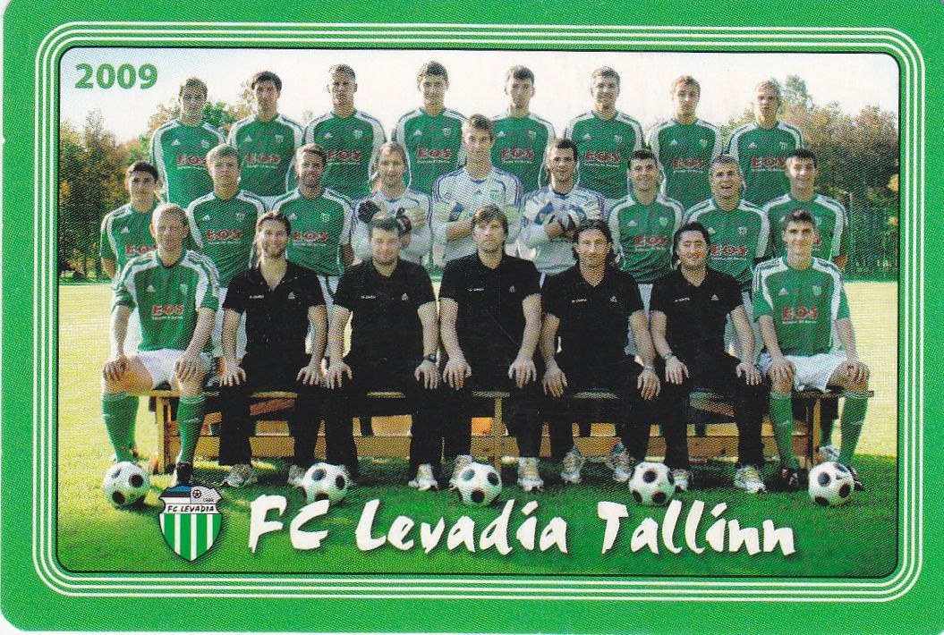 Ein Plakat der FC Levadia Tallinn-Mannschaft mit einer Gruppe von Menschen im Vordergrund, Fußball auf dem Boden, Bäumen und einem klaren blauen Himmel im Hintergrund und Text mit einem Logo unten.
