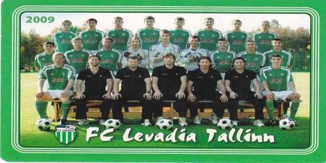 Ein Plakat der FC Levadia Tallinn-Mannschaft mit einer Gruppe von Menschen im Vordergrund, Fußball auf dem Boden, Bäumen und einem klaren blauen Himmel im Hintergrund und Text mit einem Logo unten.