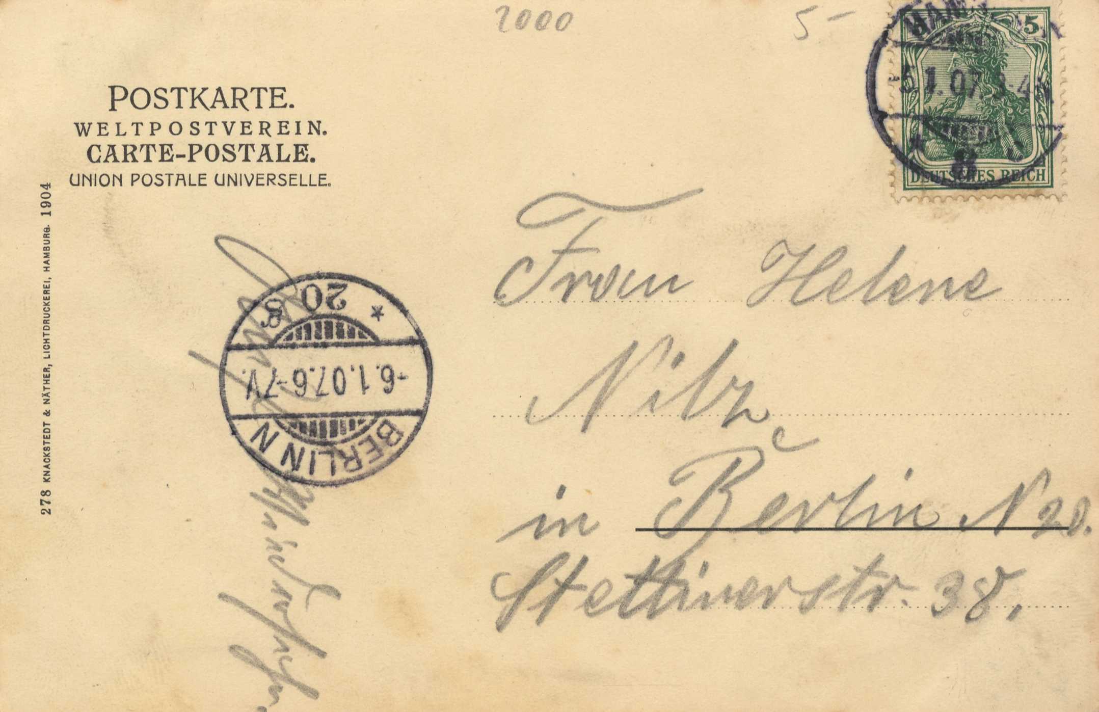 Ein alter Umschlag mit zwei Briefmarken, einer aus Deutschland und einer von der United States Postal Service, mit darauf geschriebenem Text.