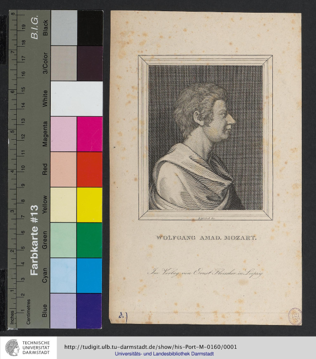 Porträt von Wolfgang Amadeus Mozart mit nachdenklicher Miene, dunklem kurzen Haar und direktem Blick, begleitet von einer Skala links und Text unten.