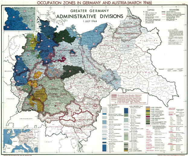 Ein Plakatplan von Deutschland und Österreich während des Zweiten Weltkriegs, der Besatzungszonen in verschiedenen Farben mit erklärendem Text zeigt.