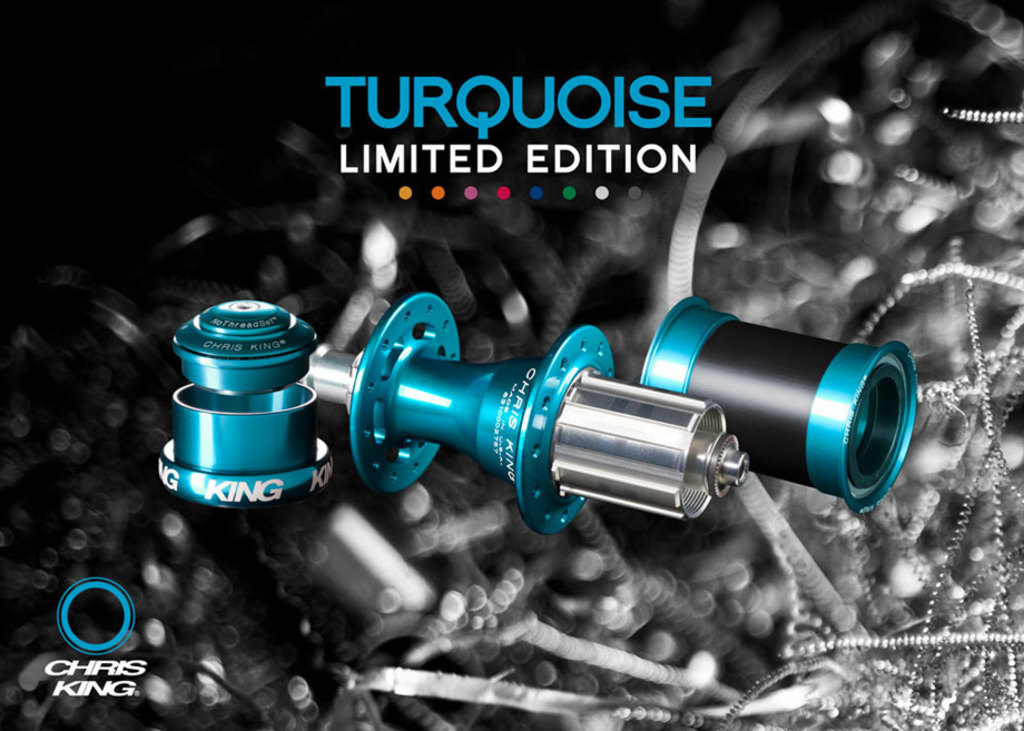 Ein bearbeitetes Bild, das Teile eines Fahrzeugs mit sichtbaren Buchstaben, Logo und Design zeigt.