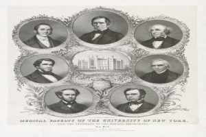 Schwarzes und weißes Foto von formell gekleideten Männern, die vor einem Gebäude posieren, mit Text unten, der "Medizinische Fakultät der Universität New York und die Gründer des Medizinischen Departments" lautet.