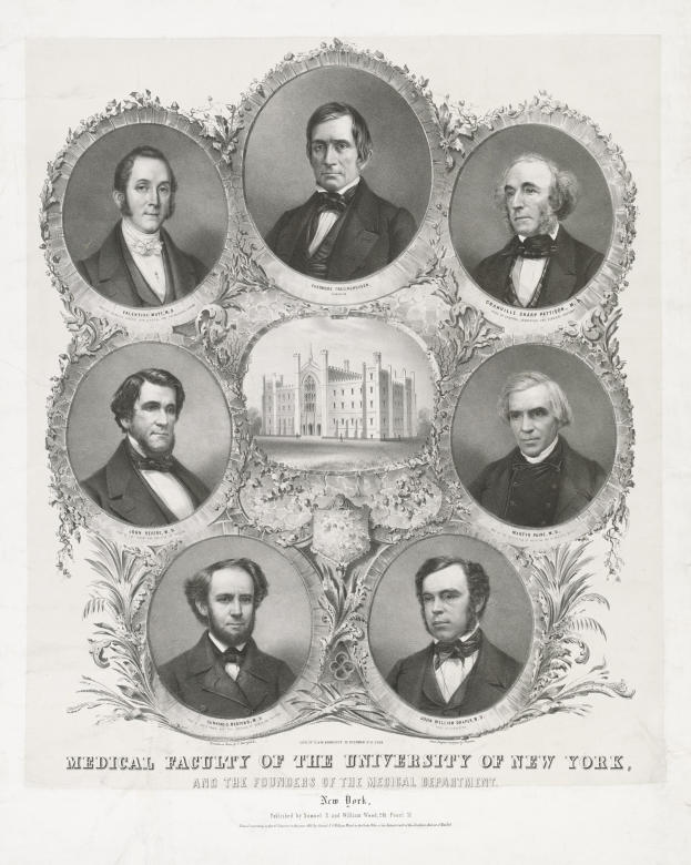 Schwarzes und weißes Foto von formell gekleideten Männern, die vor einem Gebäude posieren, mit Text unten, der "Medizinische Fakultät der Universität New York und die Gründer des Medizinischen Departments" lautet.