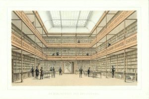 Ein großer Raum voller Bücher, mit Menschen auf dem Boden, Tischen, Stühlen und Regalen, und dem Text 'de bibliotheek der hoogeschool' unten.