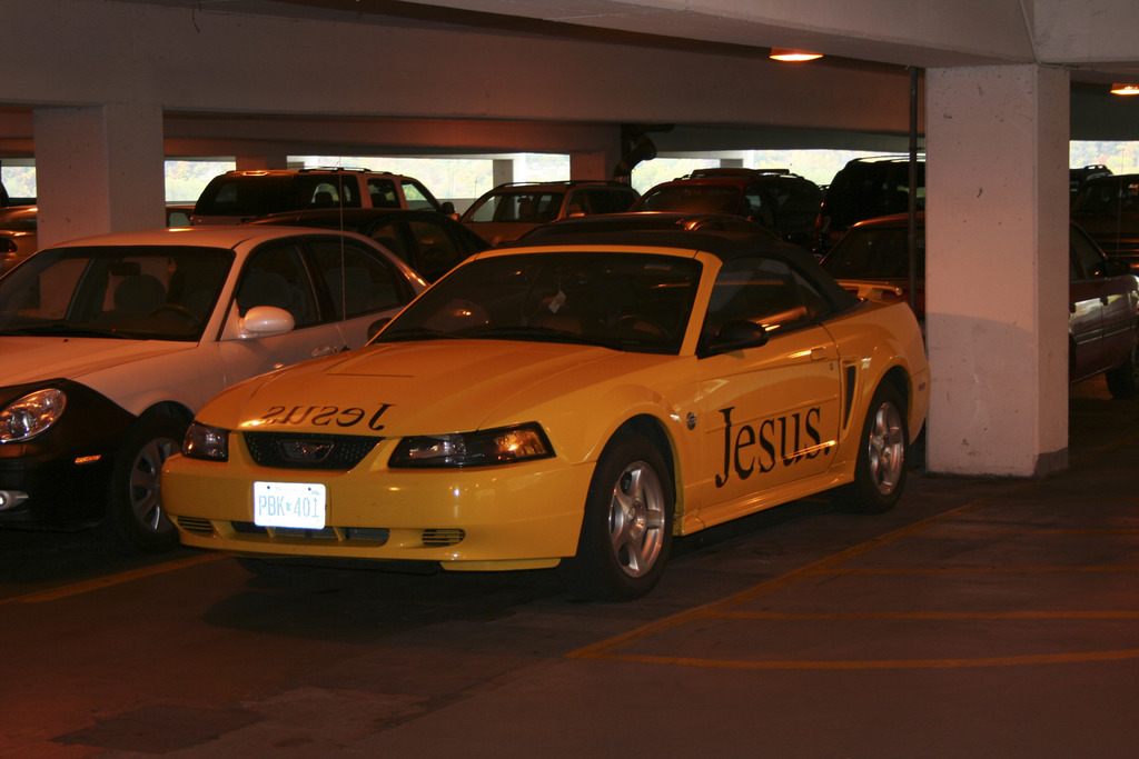 Ein Parkplatz voller Autos in Reihen