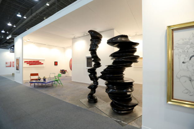 Vollgestellte Kunstinstallation mit Skulpturen, Möbeln, Vasen, gerahmten Kunstwerken an den Wänden und Deckenleuchten auf der Art Basel Miami Beach 2019.