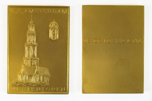 Goldene Plakette mit einem Bild einer Kirche, Text und einem Logo, die den 1986er-Jahrestag des K.C. Amsterdam feiert, vor einem weißen Hintergrund.