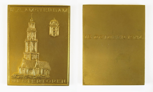 Goldene Plakette mit einem Bild einer Kirche, Text und einem Logo, die den 1986er-Jahrestag des K.C. Amsterdam feiert, vor einem weißen Hintergrund.