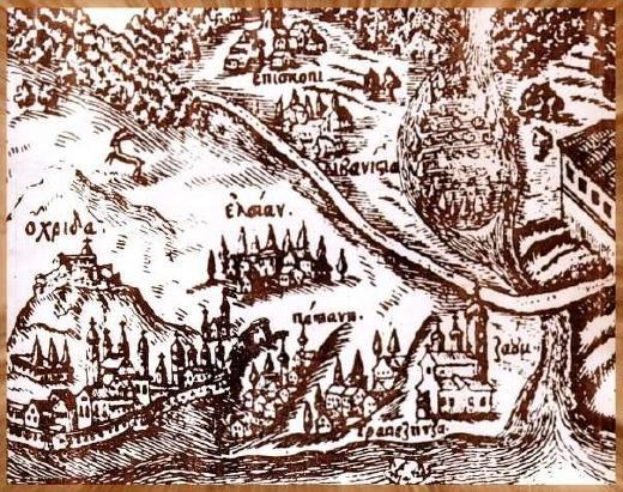 Ein hölzernes Schild mit einer detaillierten, alten Stadtkarte, die Gebäude, Straßen und andere Merkmale zeigt.