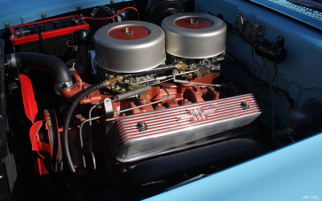 Eine Maschine mit verschiedenen Kabeln, Rohren und anderen Gegenständen.