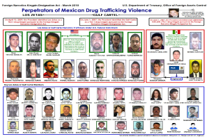 Plakat mit der Überschrift "Täter der mexikanischen Drogenhandelgewalt" mit Bildern verschiedener Personen und fetter schwarzer Schrift auf einem hellblauen Hintergrund.
