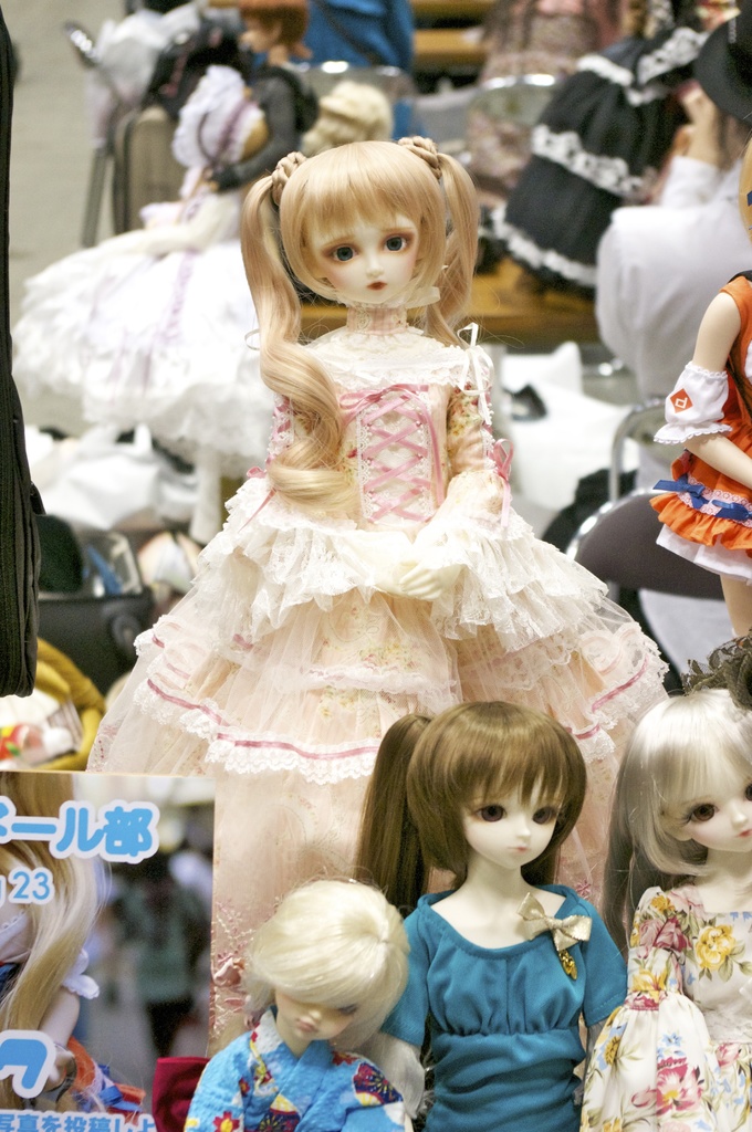 Puppen, eine Karte und verschiedene Gegenstände sind zusammen angeordnet.