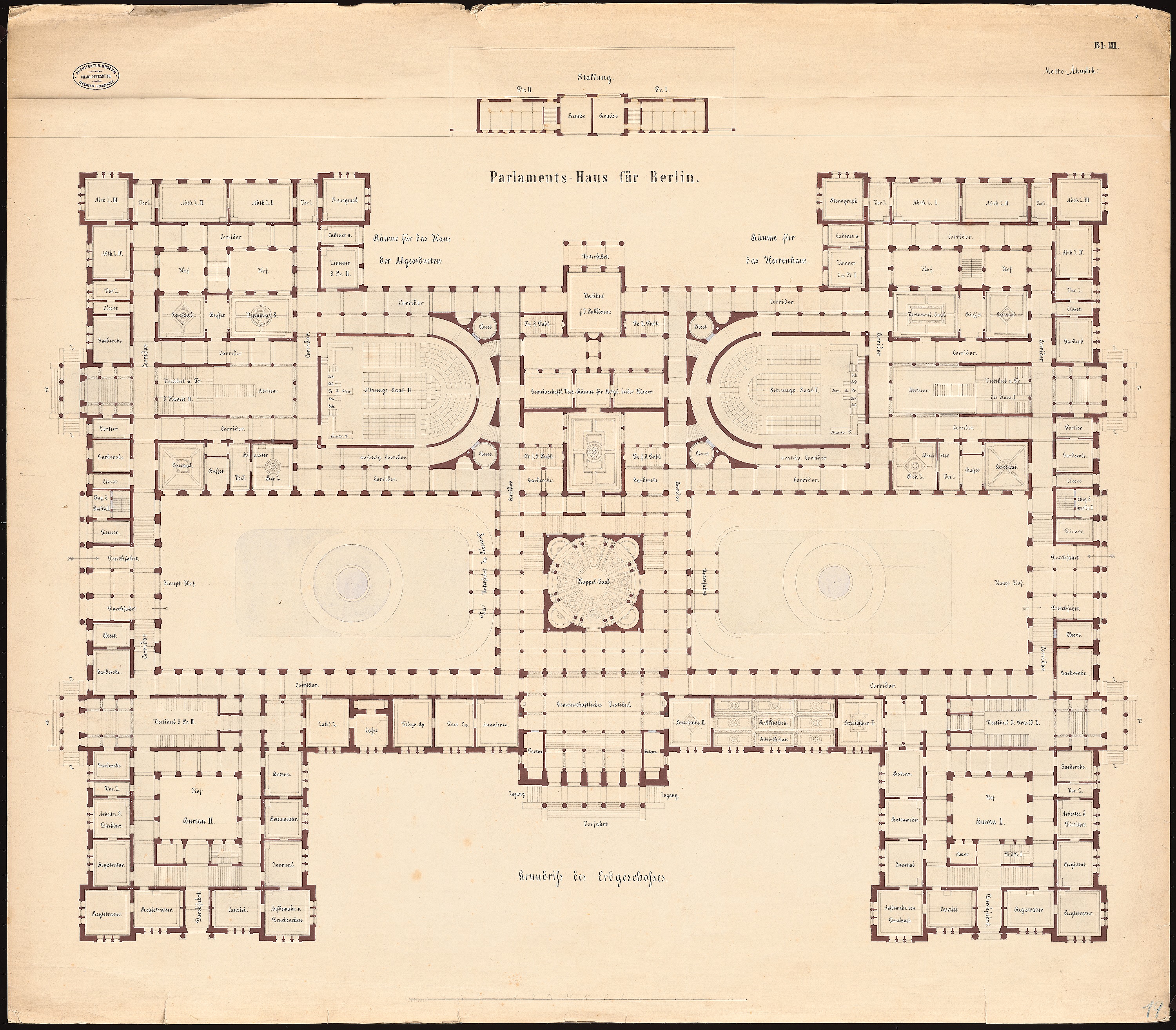Ein detaillierter Grundriss des Erdgeschosses des Parlamentsgebäudes in Berlin mit Textinformationen zur Gebäudestruktur.
