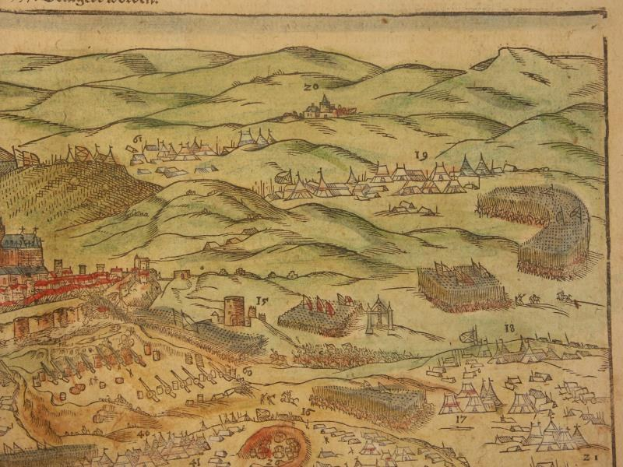 Ein altes Buch mit einer detaillierten Karte von Düsseldorf während ihrer Belagerung, das Gebäude, Hügel und Text zeigt.