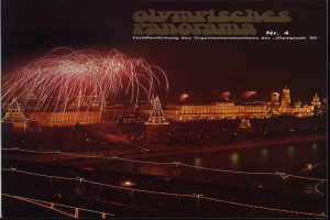 Plakat für die Olympischen Spiele in Moskau 1980 mit einer beleuchteten Brücke über Wasser, Feuerwerk am Nachthimmel und Text mit Gebäuden im Hintergrund.