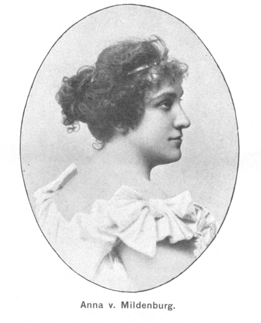 Schwarzes und weißes Foto von Anna V Mildenburg, einer Frau mit menschlichem Gesicht, mit Text unten.