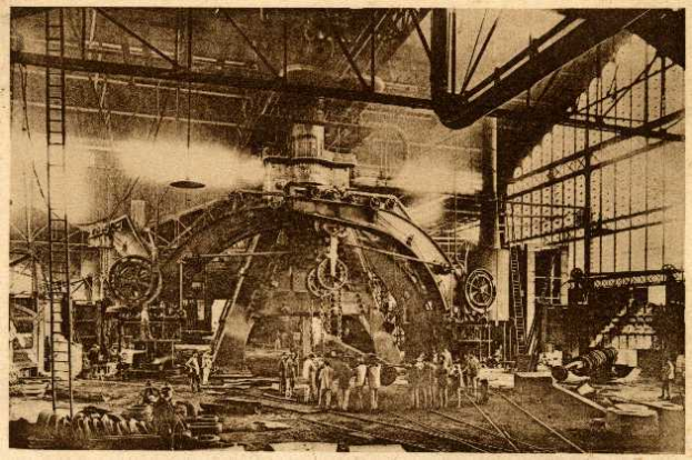 Ein Schwarz-Weiß-Foto einer Fabrikszene in der Cadillac Steel Works, das Menschen bei der Bedienung einer großen Maschine zeigt.