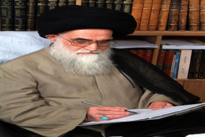 Ayatollah Ali Khamenei, der Oberste Führer Irans, sitzt an einem Schreibtisch und schreibt mit einem Stift auf ein Blatt Papier, mit einem Bücherregal voller Bücher dahinter.