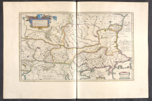 Offenes Buch mit detaillierten Karten von Polen und Ungarn auf schwarzem Hintergrund.