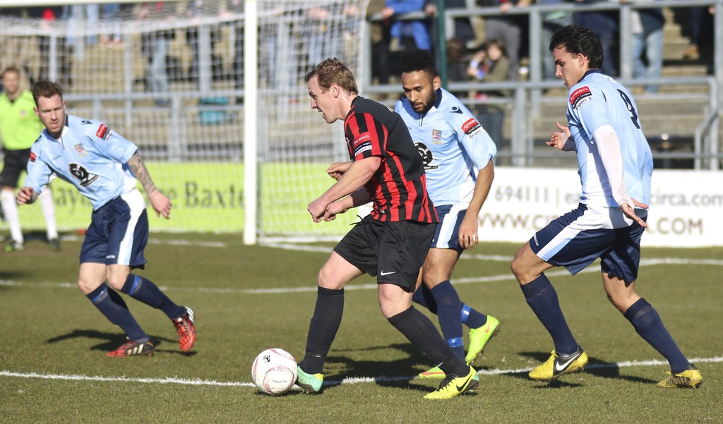 Eine Gruppe von Menschen spielt mit einem Fußball.
