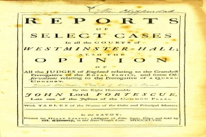 Altes Buch mit dem Titel "Berichte von ausgewählten Fällen in den Gerichten von Westminster-Hall sowie die Meinung von John Lord Fortescue" aufgeklappt auf einer Seite mit schwarzer Tinte