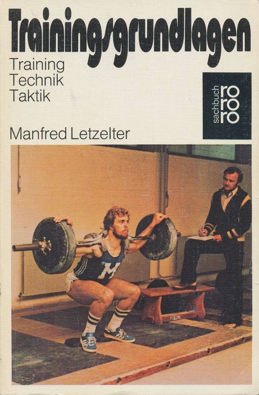 Buchumschlag mit dem Titel "Training Technik Taktik" von Manfred Letzelter, der einen Mann in einem weißen T-Shirt und blauen Shorts zeigt, der eine Hantel in einem Fitnessstudio mit einer Bank im Hintergrund hochhebt.
